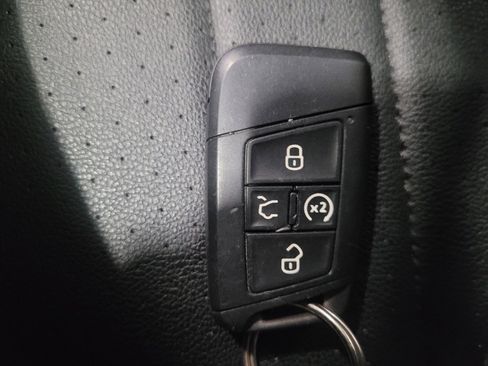 Used 2022 Volkswagen Tiguan SE image 32