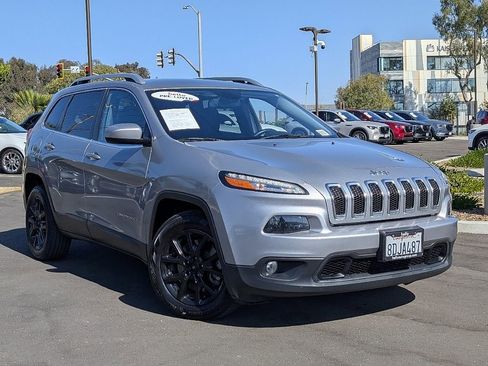 Used 2017 Jeep Cherokee Latitude image 3