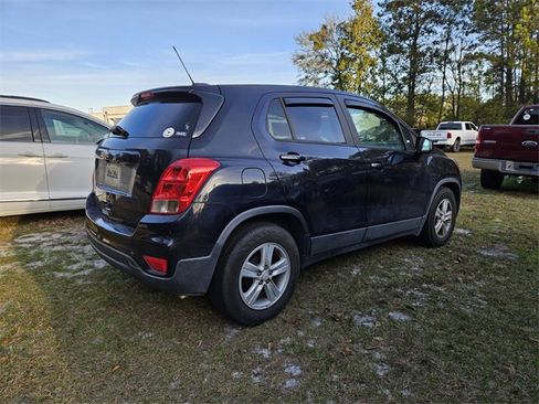 Used 2022 Chevrolet Trax LS w/ Tint and Cruise Package image 6