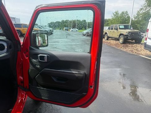 Used 2025 Jeep Wrangler Unlimited Sahara w/ Safety Group AWD/4WD image 57