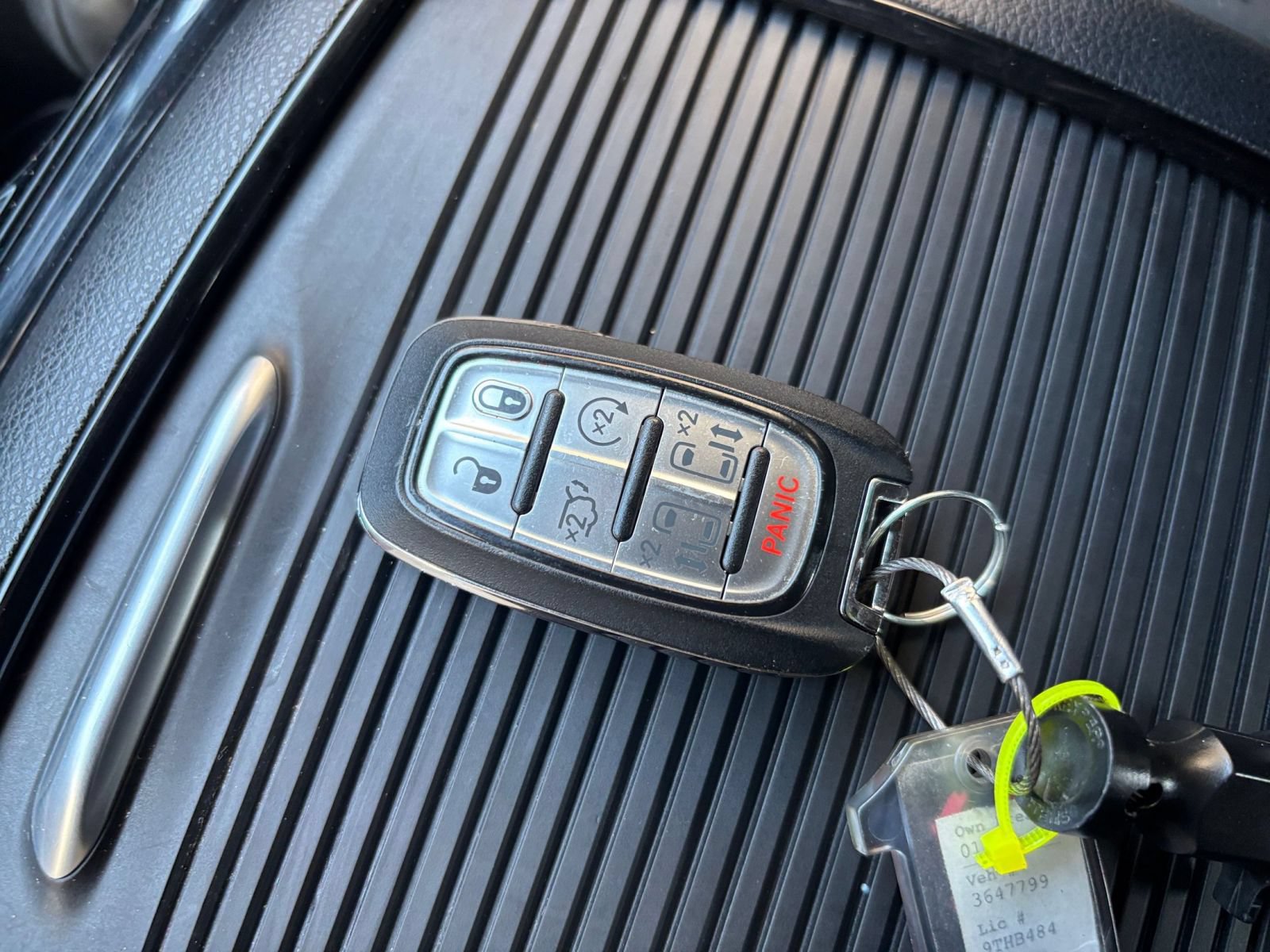 Used 2025 Chrysler Pacifica Limited FWD image 27