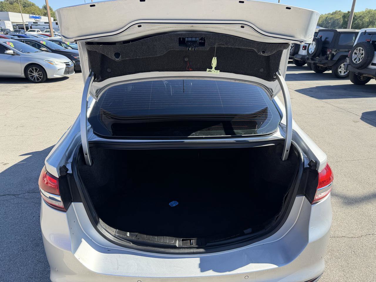 Used 2018 Ford Fusion SE w/ Equipment Group 201A FWD image 10