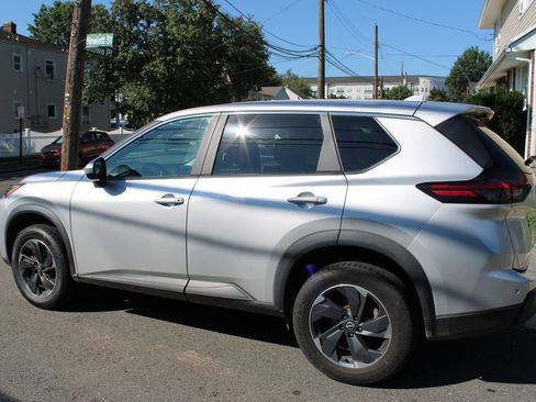 Used 2024 Nissan Rogue SV FWD image 8