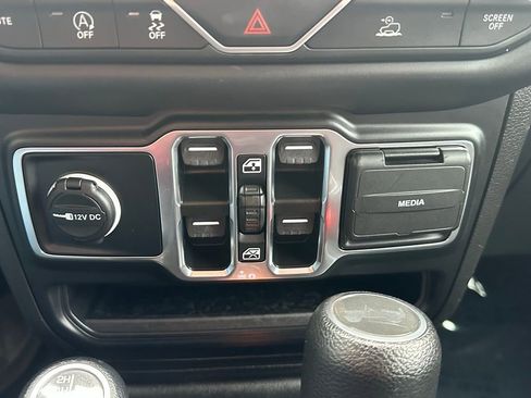 Used 2023 Jeep Wrangler Unlimited Sahara AWD/4WD image 33