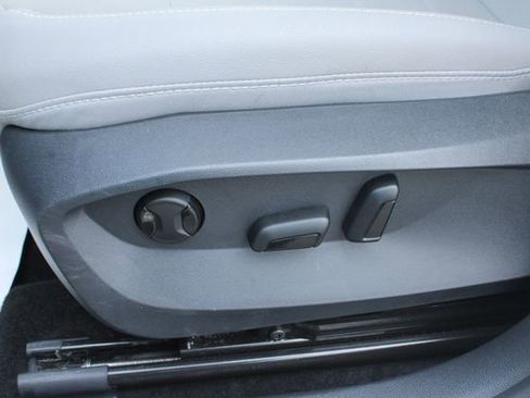 Used 2024 Volkswagen Taos SE FWD image 13