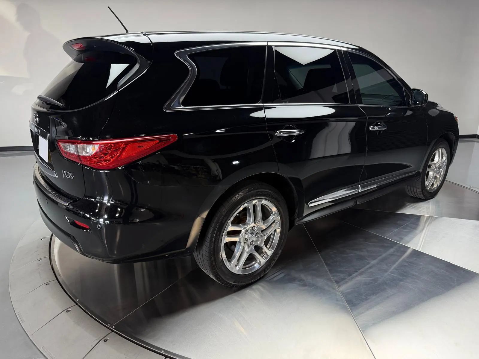 Used 2013 INFINITI JX35 FWD w/ Premium Pkg image 2