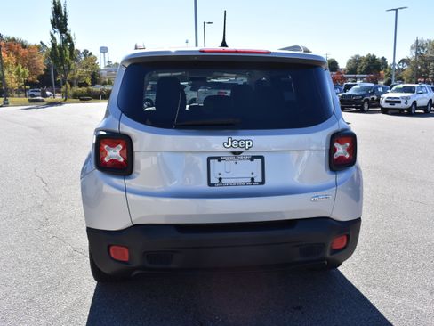 Used 2016 Jeep Renegade Latitude image 8