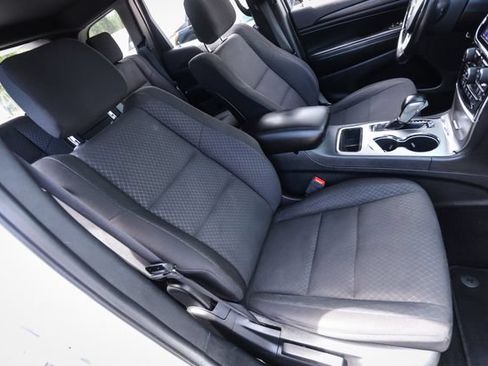 Used 2020 Jeep Grand Cherokee Laredo AWD/4WD image 43