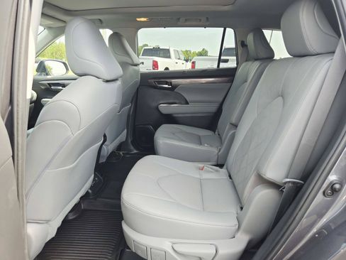 Used 2023 Toyota Highlander Platinum AWD/4WD image 14