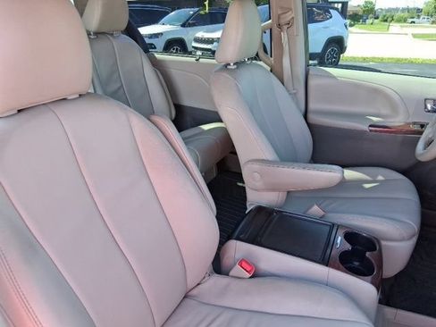 Used 2012 Toyota Sienna XLE w/ Entertainment Pkg FWD image 14