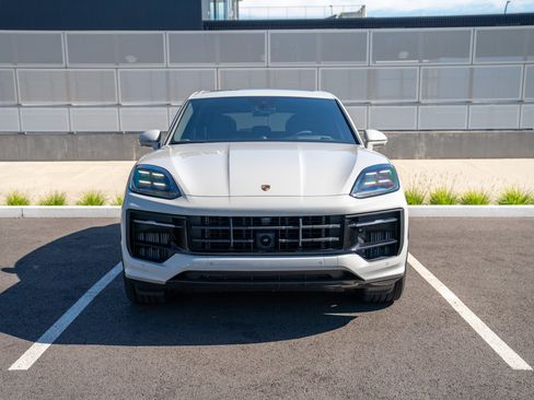 Used 2025 Porsche Cayenne GTS AWD/4WD image 6