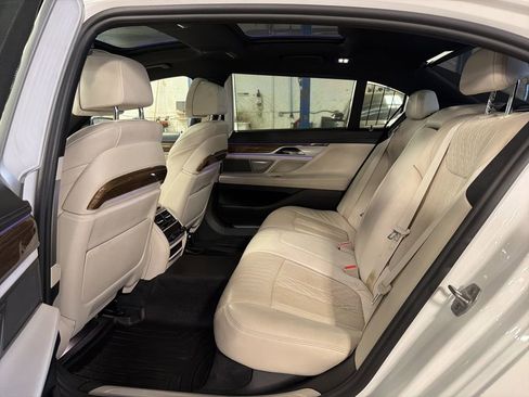 Used 2018 BMW 750i image 4