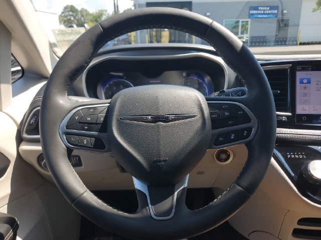 Certified 2024 Chrysler Pacifica Touring-L AWD/4WD image 24