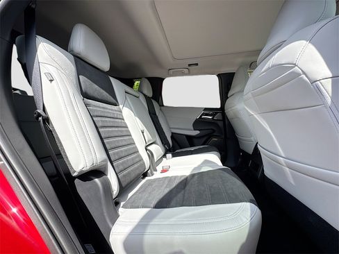 New 2025 Mitsubishi Outlander SE image 30