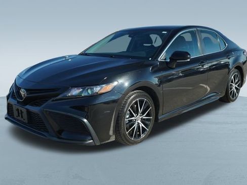 Used 2024 Toyota Camry SE image 3