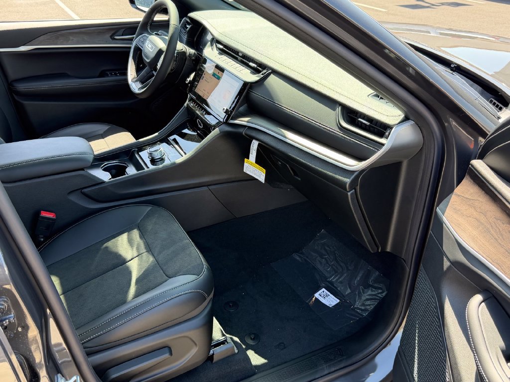 New 2026 Jeep Grand Cherokee Altitude RWD image 19