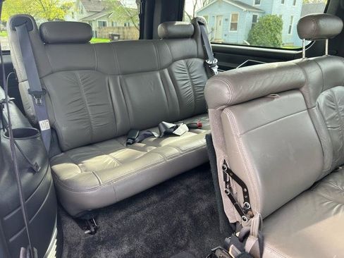 Used 2000 Chevrolet Suburban LS w/ LS Preferred Equipment Group image 14