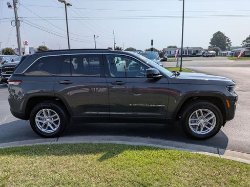 Used 2025 Jeep Grand Cherokee Laredo RWD image 4