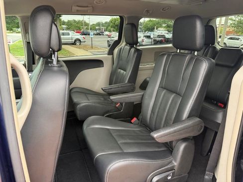 Used 2013 Chrysler Town & Country Touring FWD image 14