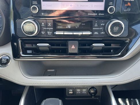 Used 2022 Toyota Highlander LE AWD/4WD image 20