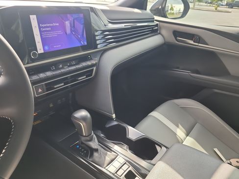 Used 2025 Toyota Camry SE w/ Convenience Package FWD image 21