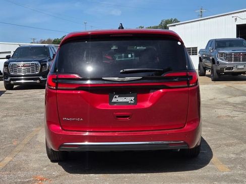 Used 2025 Chrysler Pacifica Select FWD image 6