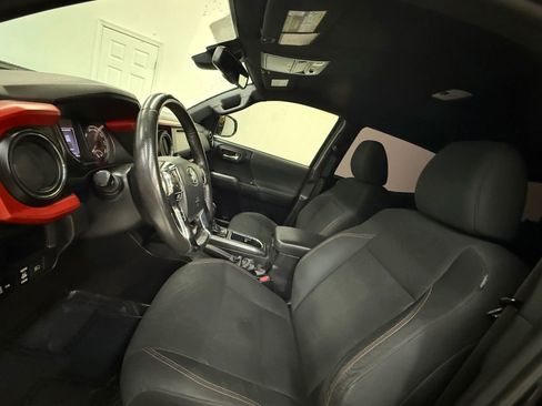 Used 2018 Toyota Tacoma TRD Sport image 14