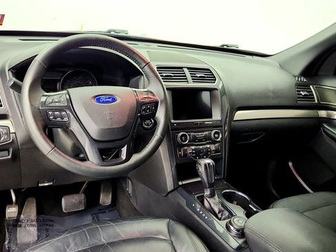 Used 2018 Ford Explorer XLT w/ Equipment Group 202A AWD/4WD image 13