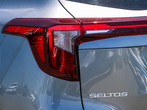 Used 2025 Kia Seltos EX FWD image 11