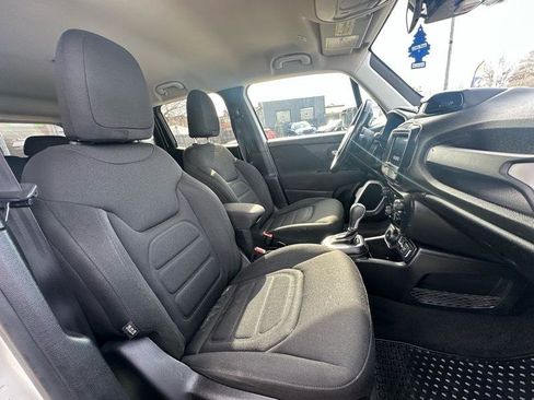 Used 2018 Jeep Renegade Latitude w/ Cold Weather Group image 17