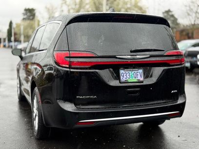 Used 2025 Chrysler Pacifica Select