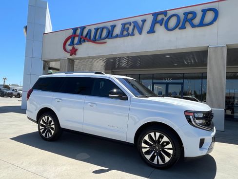 Certified 2025 Ford Expedition Platinum w/ Driver's Package AWD/4WD image 4