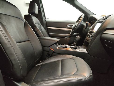 Used 2018 Ford Explorer XLT w/ Equipment Group 202A FWD image 21