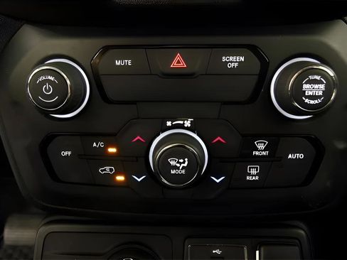 Used 2018 Jeep Renegade Latitude w/ Safety & Security Group AWD/4WD image 29
