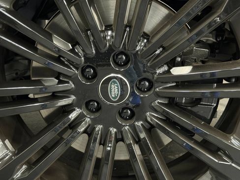 Used 2025 Land Rover Range Rover SE AWD/4WD image 19