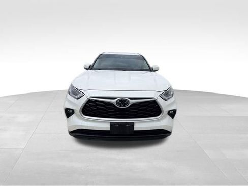 Used 2021 Toyota Highlander XLE image 3