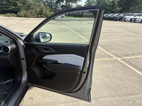 Used 2025 Chevrolet Trax LT FWD image 16
