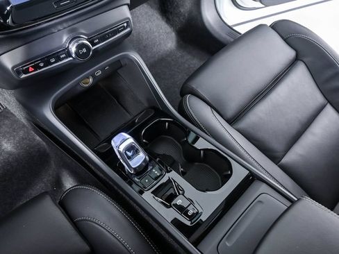 Certified 2025 Volvo XC40 B5 Plus AWD/4WD image 17