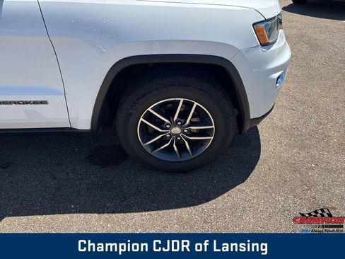 Used 2018 Jeep Grand Cherokee Laredo AWD/4WD image 38