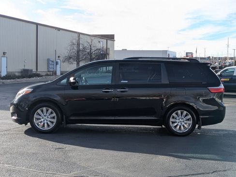 Used 2017 Toyota Sienna Limited Premium image 9