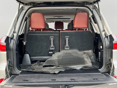 Used 2021 Lexus LX 570 4WD w/ Luxury Package image 10