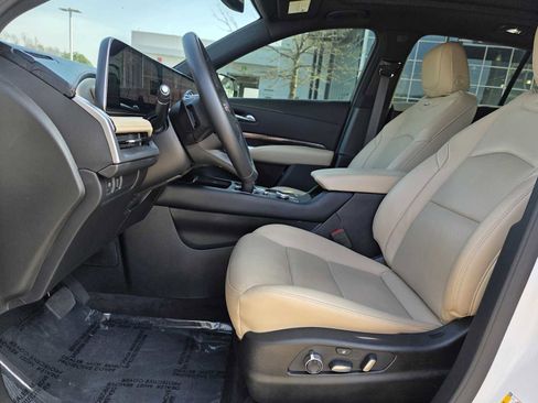 Used 2025 Cadillac XT4 Premium Luxury image 13