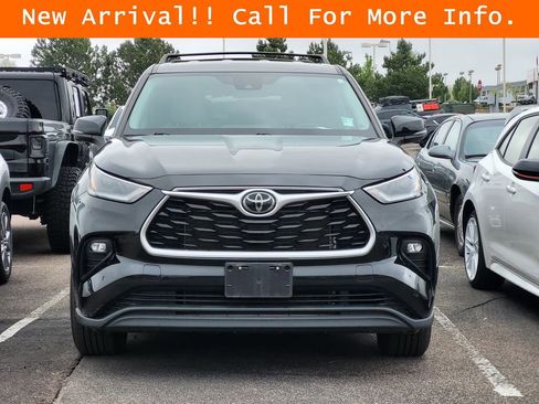Used 2021 Toyota Highlander LE AWD/4WD image 3