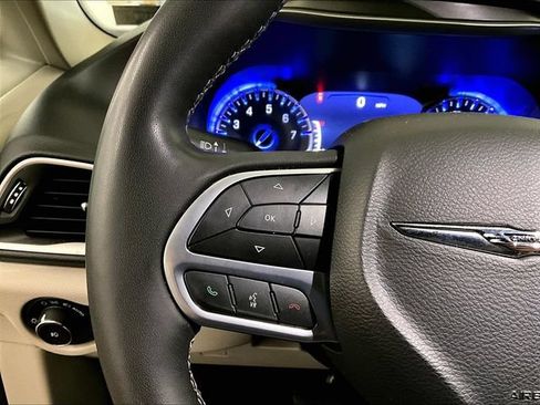 Used 2023 Chrysler Pacifica Touring-L FWD image 17