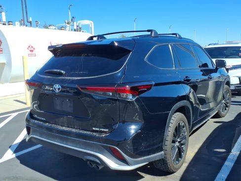 Used 2024 Toyota Highlander XSE AWD/4WD image 3