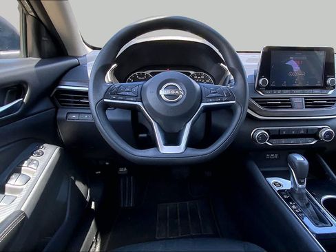Used 2024 Nissan Altima 2.5 SV FWD image 6
