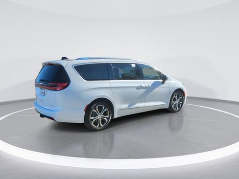 New 2026 Chrysler Pacifica Pinnacle w/ Trailer Tow Group FWD image 8