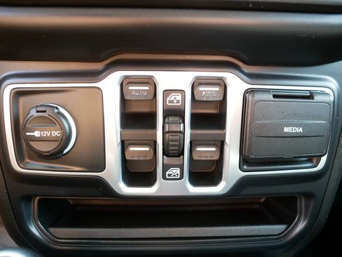 Used 2018 Jeep Wrangler Unlimited Sahara w/ Dual Top Group AWD/4WD image 31