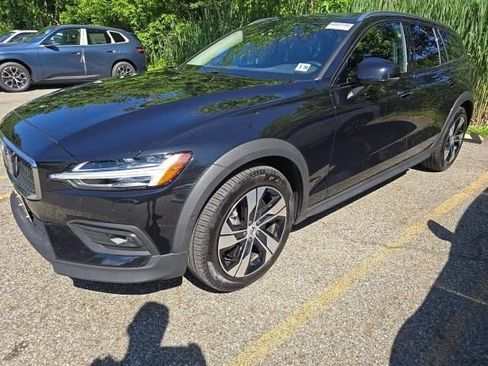 Used 2025 Volvo V60 B5 Cross Country Plus AWD/4WD image 1