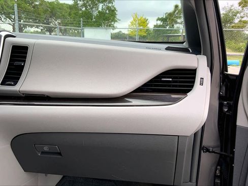Used 2017 Toyota Sienna XLE FWD image 18